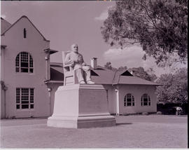 Pretoria, 1946. Statue of Sir Arnorld Theiler in front of library at Onderstepoort.
