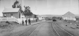 Kommadagga, 1895. Station staff and station buildings. (EH Short)