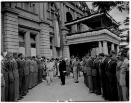 Umtata, 5 March 1947. King George VI talking to ex-servicemen gathered outside the City Hall.