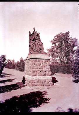 "Kimberley, 1932. Statue of Queen Victoria at public gardens."