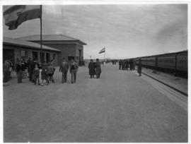 Odendaalsrus, 7 June 1948. Opening of new station. People on spacious platform.