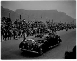 Cape Town, 1947. Royal motorcade against the backdrop of Table Mountain.