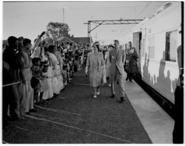 Frere, 17 March 1947. Royal family with Prime Minister JC Smuts greet the crowd.