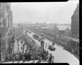 Cape Town, 17 February 1947. Royal cavalcade in Adderley Street near Garlicks building.