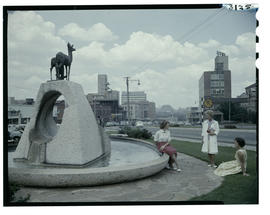Johannesburg, 1961. Three women at statue of klipspringer in Braamfontein..