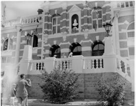 Graaff-Reinet, 25 February 1947. Royal family on the balcony of the town hall.
