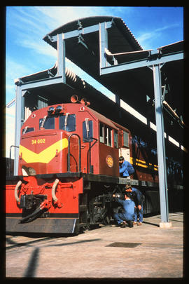 Pretoria, 1968. Fitters working on locomotive wheel of SAR Class 34-000 No 34-002 at Koedoespoort.