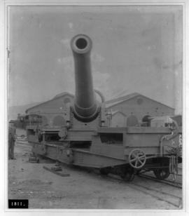 Durban, 1899. Large calibre cannon from the HMS 'Terrible' mounted on well base railway truck in ...