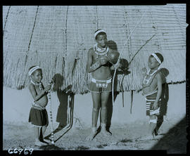 Zululand, 1957. Zulu children in front of hut.