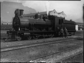 SAR Class 6 No 418 with crew that set record on the "Down" Muizenberg Express. (Eric Ma...