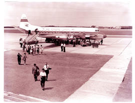 Port Elizabeth, 1963. HF Verwoerd airport. SAA Vickers Viscount ZS-CDT 'Blesbok'. Passengers dise...