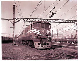 Johannesburg, 1970. SAR Class 6E1 Srs 1 with train 2up old Blue Train in Braamfontein yard.