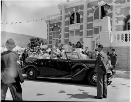Graaff-Reinet, 25 February 1947. Royal family arrive at the town hall.
