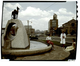 Johannesburg, 1961. Three women at statue of klipspringer in Braamfontein..