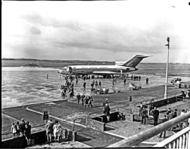 
SAA Boeing 727 ZS-DYM 'Tugela' with passengers disembarking. DF Malan airport.
