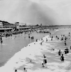 Port Elizabeth, 1933. Bathers at Humewood beach.