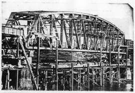 Humansdorp district, August 1911. Gamtoos River bridge: Another lift: nearly ready for another co...