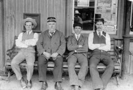 Mzinto, 1905. Station staff.