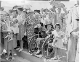 Graaff-Reinet, 25 February 1947. Crowd waiting to greet the Royal Family.
