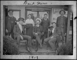 Bank, 1918. Station staff at station.
