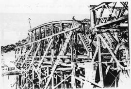 Humansdorp district, circa 1911. Gamtoos River bridge: Main girder under construction. (Album of ...