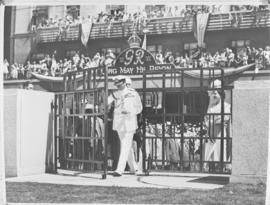 Durban, 20 March 1947. King George VI opening the bronze Gates of Memory with give access to the ...