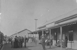 Ginginhlovu, 1908. Passengers on station platform.