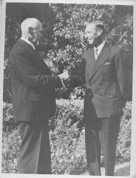 
Prime Minister JC Smuts enjoys a light moment with King George VI.
