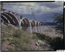 Bethulie, circa 1968. Hennie Steyn railway bridge under construction.