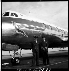 December 1958. Arrival of SAA Vickers Viscount ZS-CDU 'Bosbok' with pilots.