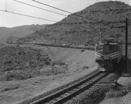 De Doorns, 1962. Goods train headed by SAR Class 4E No E256 at Osplaas in the Hex River valley.