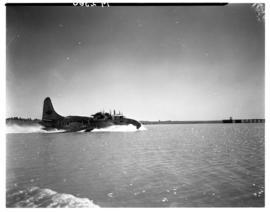 Vaal Dam, circa 1948. Arrival of BOAC Solent flying boat G-AHIN 'Southampton' touching down.