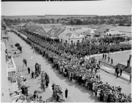 Ermelo, 26 March 1947. Crowd waiting for the Royal family.