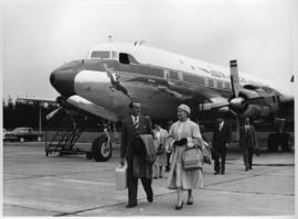 Passengers leaving SAA Douglas DC-7B ZS-DKE 'Reiger'.
