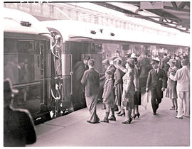 Johannesburg, 1940. Passengers on platform with Union Limited at Park station.