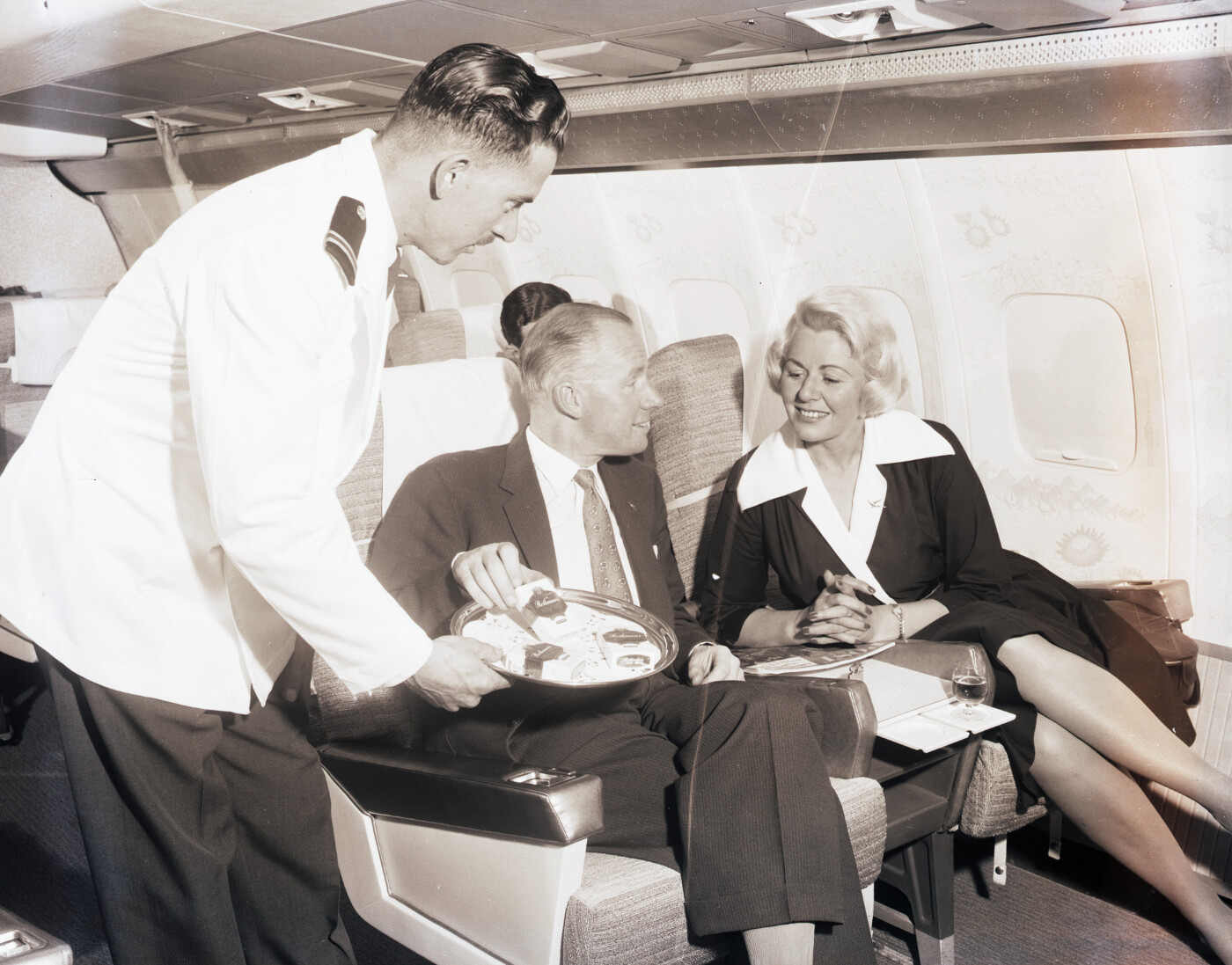 SAA Boeing 707 ZS-CKC interior. Steward serving passengers. - Atom site ...