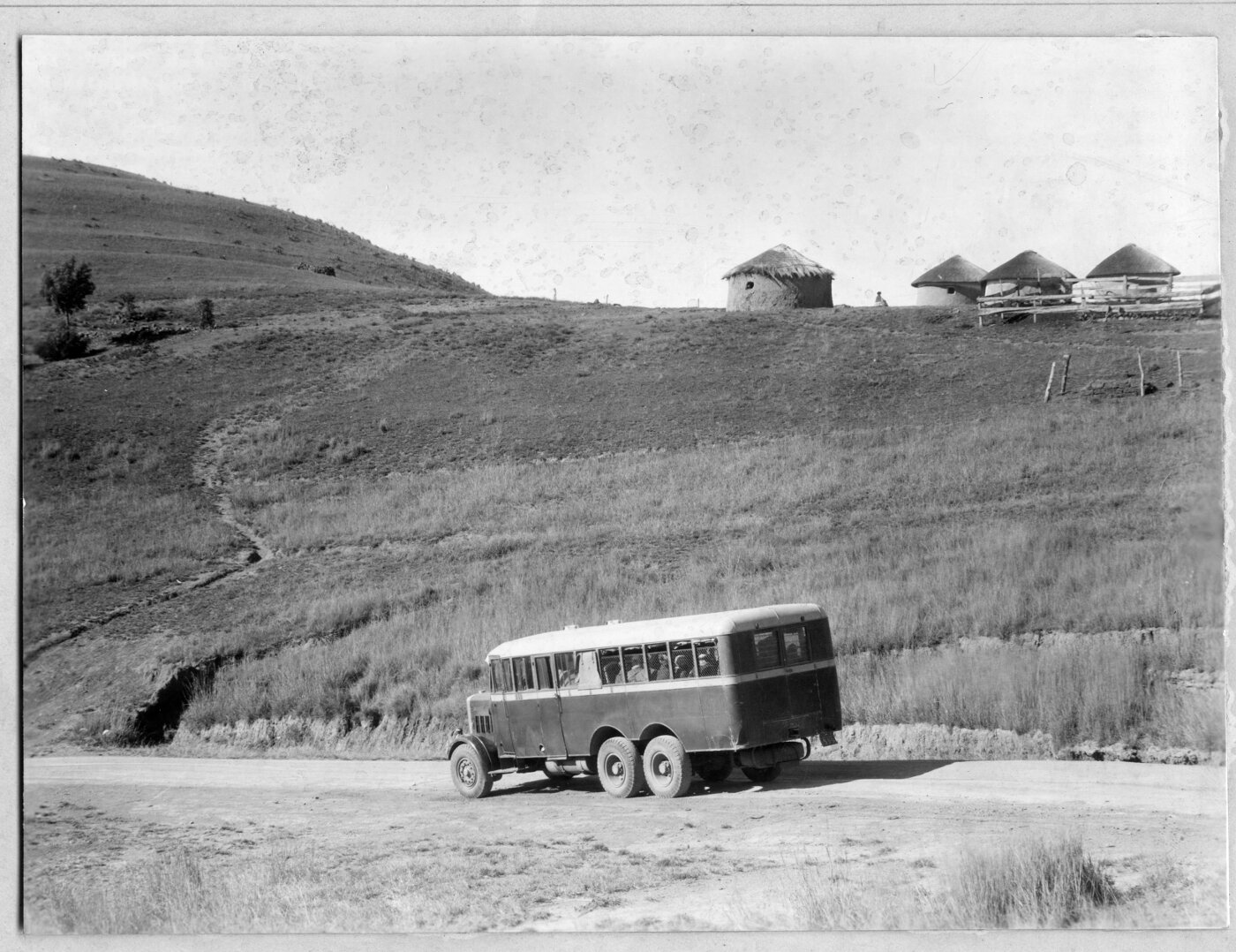 Circa 1930s. SAR three-axle bus No R559. - Atom site for DRISA