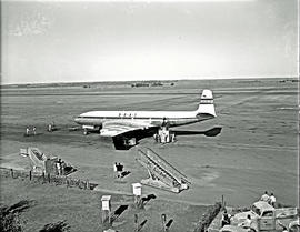 Johannesburg, 1952. Palmietfontein airport. BOAC de Havilland Comet G-ALYU.