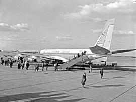 
SAA Boeing 707 ZS-CKE 'Durban'. Passengers embarking.
