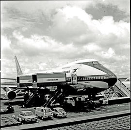 
SAA Boeing 747 ZS-SAN 'Lebombo' with cargo being loaded.
