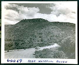 Waterval-Boven, 1956. Motor car travelling on the gravel road to Waterval-Onder.