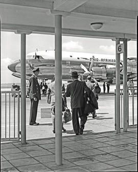 Johannesburg, 1957. Jan Smuts airport. Passengers boarding SAA Douglas DC-7B ZS-DKF 'Goede Hoop'.