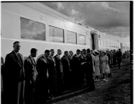 Breede River, 19 April 1947. Royal family thanking the train staff.