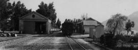 Hex River, 1895. Train, locomotive shed and station buildings. (EH Short)