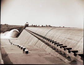 Vaal Dam, 1948. Open sluice.