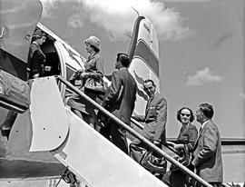 
SAA Douglas DC-4 ZS-BMH 'Lebombo'. Passengers boarding aircraft. Note the Skycoach emblem.
