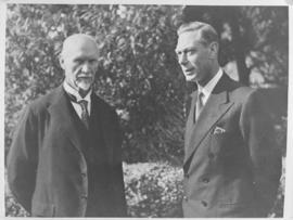 King George VI and Prime Minister JC Smuts.