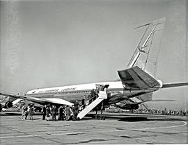
SAA Boeing 707 ZS-CKC 'Kaapstad'. Passengers boarding. Note painted engines.
