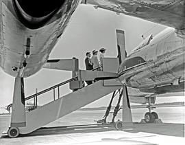 
SAA Vickers Viscount ZS-CDU 'Bosbok, passengers boarding.
