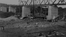 
Trusses being erected of Olifants River bridge. (Album of Selati - Tzaneen construction)
